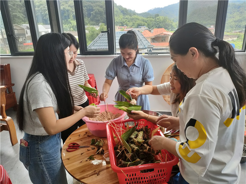 年轻干部职工在学如何包粽子.jpg