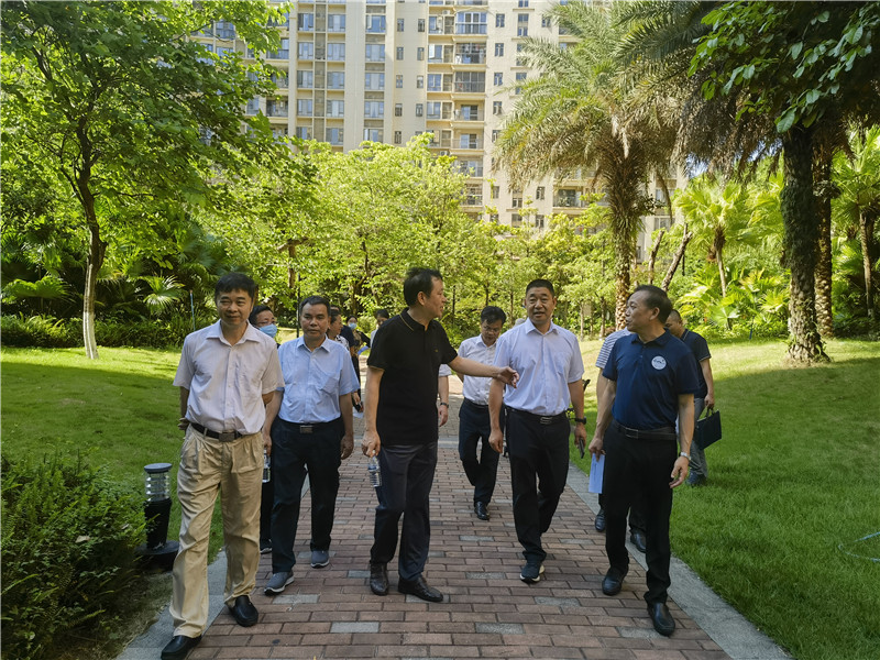 调研组一行在御龙湾小区（二期）调研2.jpg