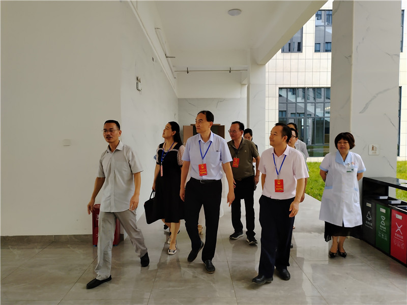 调研组在区中医院调研.jpg
