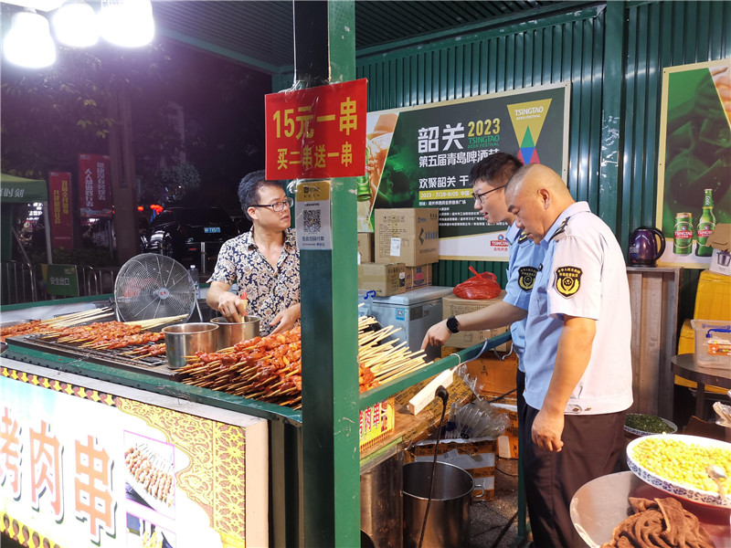 执法人员在啤酒节现场开展食品安全检查工作2.jpg