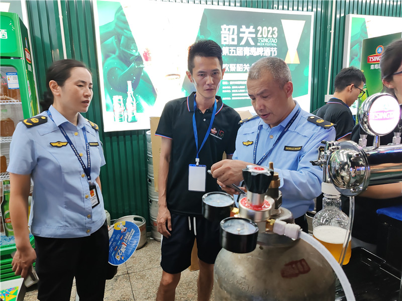执法人员在现场开展食品安全及气瓶检查工作2.jpg