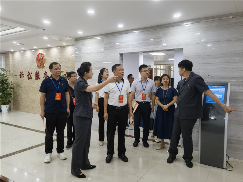 区人大调研组实地参观区法院诉讼服务中心.jpg