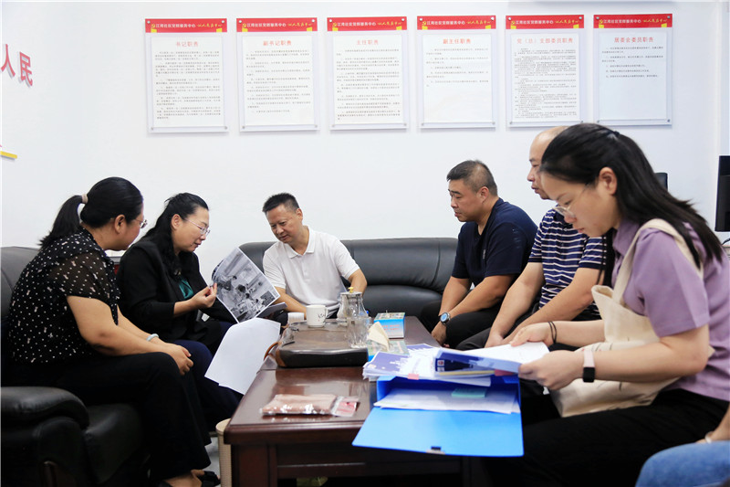 调研组查江湾镇查阅妇联台账并座谈.jpg