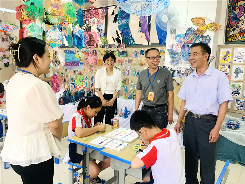 武江区人大常委会党组书记、主任孙理鸣在东岗太阳城小学开展教师节慰问照片  (3).jpg