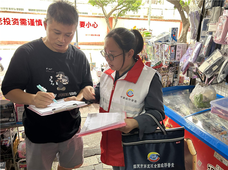 新华街道各社区普查员逐户开展普查清查工作。.jpg