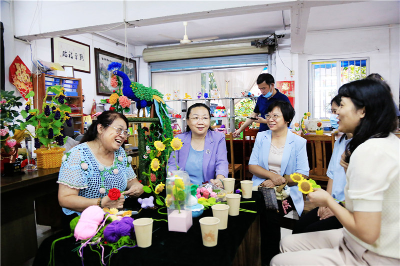 调研组一行参观”阳光巧家园“残疾人手工艺纺 (2).jpg