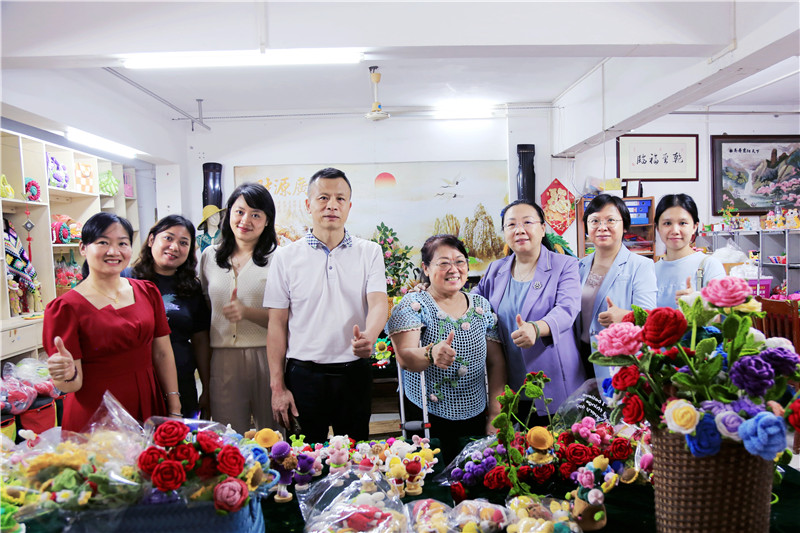 调研组一行与”阳光巧家园“相关人员合影.jpg