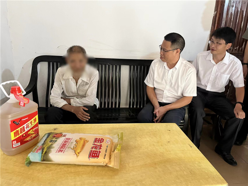 走访慰问困难老兵.jpg