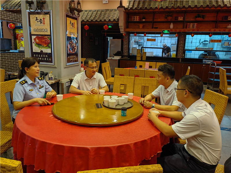 在毛家餐饮听取汇报.jpg