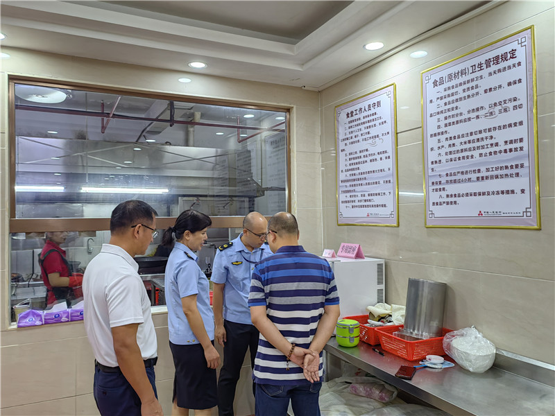 在中国人民银行检查食品留样.jpg