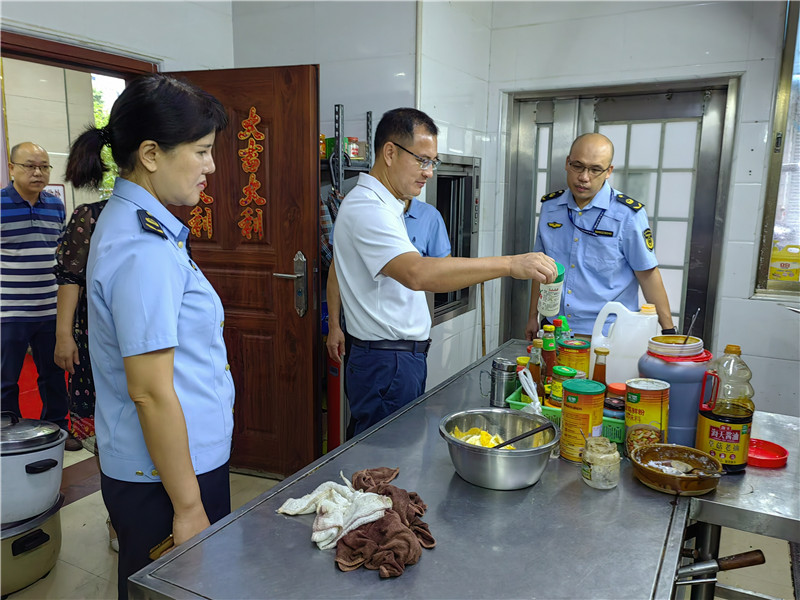 在中国人民银行食堂厨房进行检查.jpg