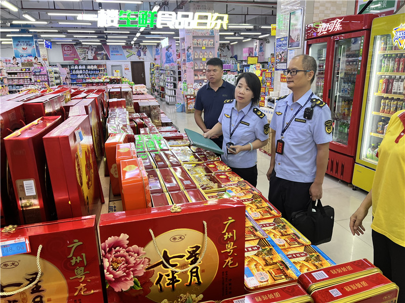 4执法人员在超市开展食品安全检查.jpg