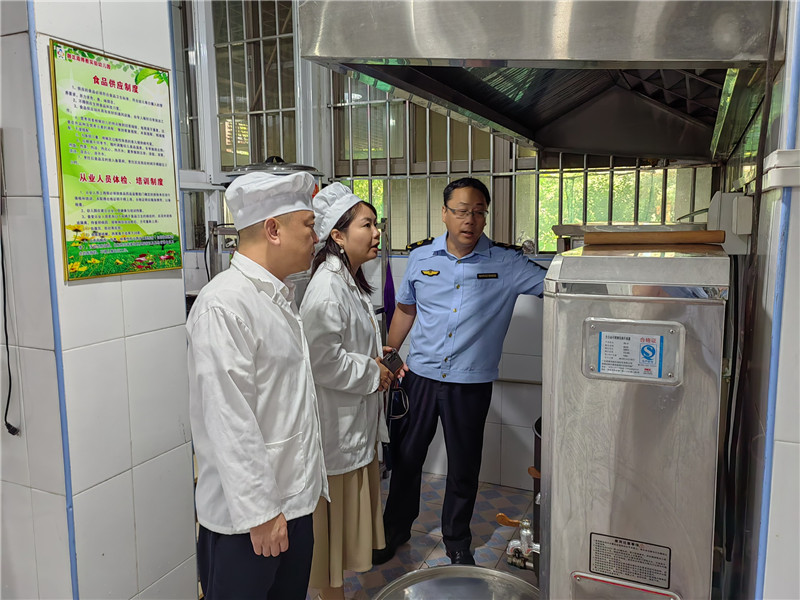 一、根据包保干部反馈问题对学校食堂开展检查、指导.jpg