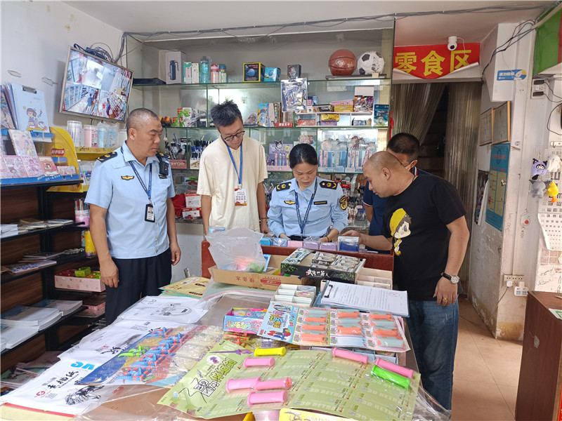 执法人员检查校园周边“萝卜刀”产品质量.jpg