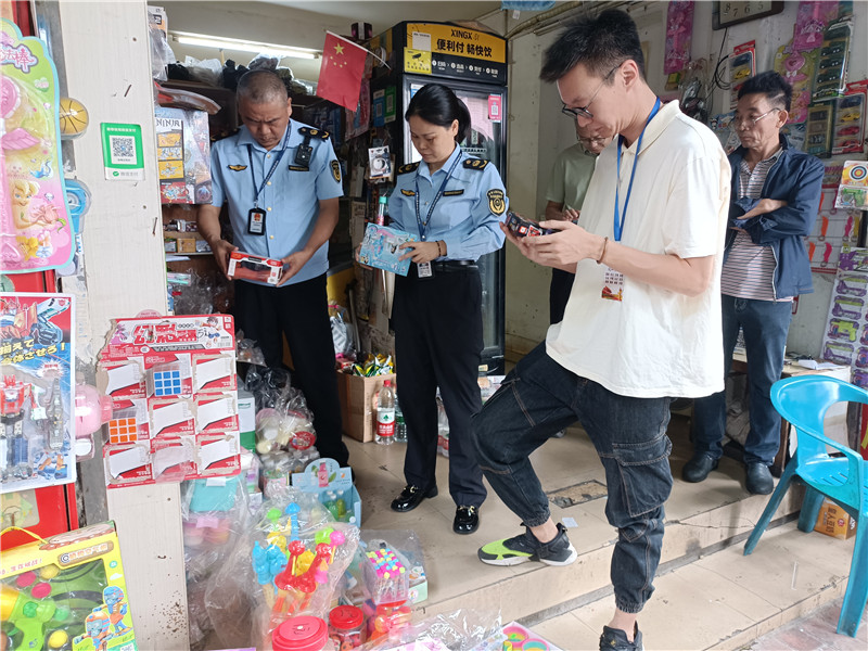 执法人员检查校园周边“萝卜刀”产品质量2png.jpg