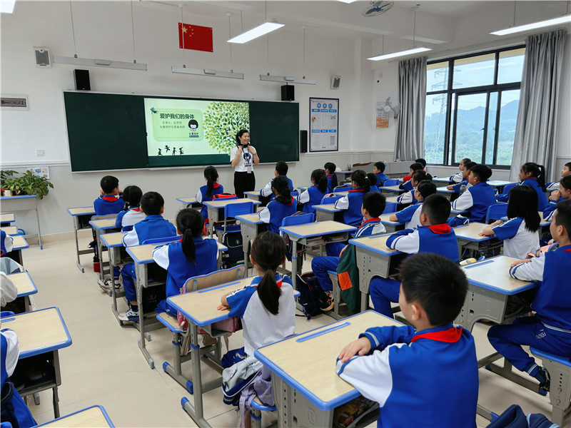 志愿者丘芳邻老师正在课堂中为孩子们精彩讲课.jpg