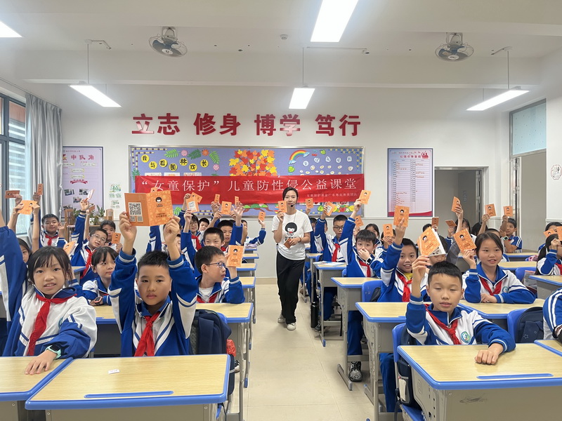 活动发放宣传手册照片 (2).jpg