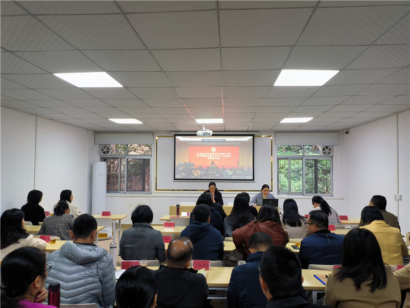 观看全国总工会《学习贯彻中国工会十八大精神》专题授课直播.jpg