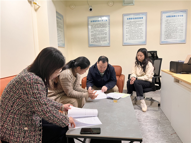 评估组一行到惠民北社区心灵驿站实地考察.jpg