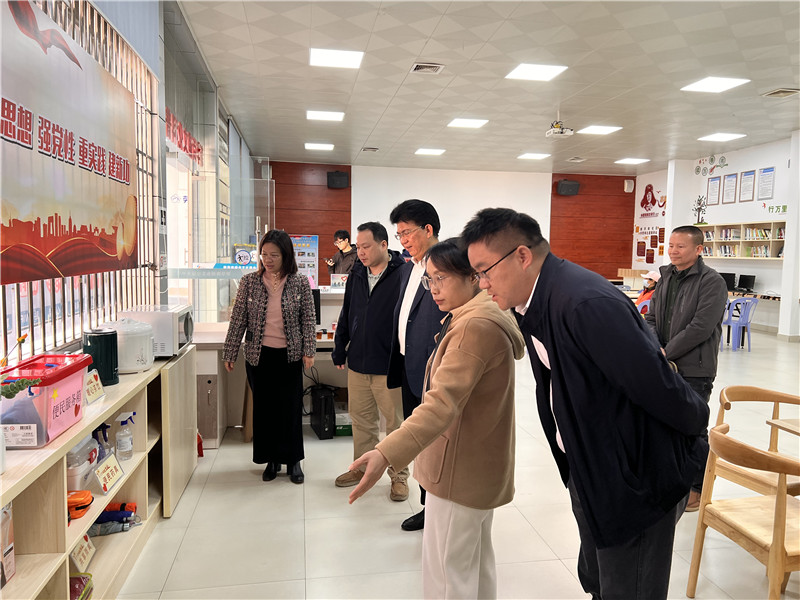 评估组一行到新华南社区工会户外劳动者爱心驿站实地考察.jpg