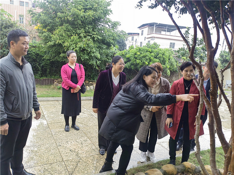 调研组参观武江区西河镇马屋村广东省“美丽庭院”—马杰家庭.jpg