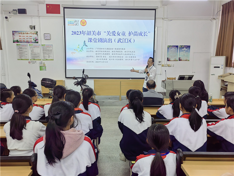 广东省家庭教育研究会副秘书长、讲师团副团长、《孩子》杂志主编叶亦芃为课堂剧现场点评并授课.jpg