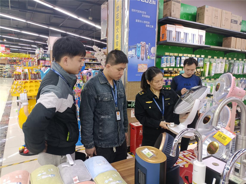执法人员对超市取暖电器产品进行检查.jpg