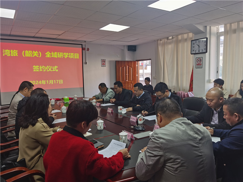 举行签约仪式.jpg