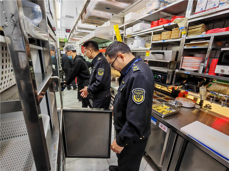 2.执法人员在翠发餐饮开展食品安全检查.jpg
