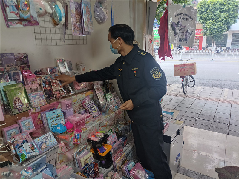 执法人员对校园周边店铺进行检查1.jpg