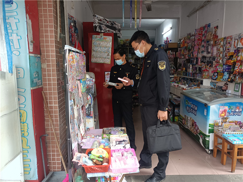 执法人员对校园周边店铺进行检查2.jpg