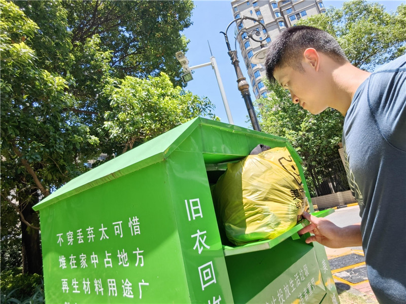 刘兴华家庭有良好的绿色环保意识，对旧衣物进行回收再利用。.jpg