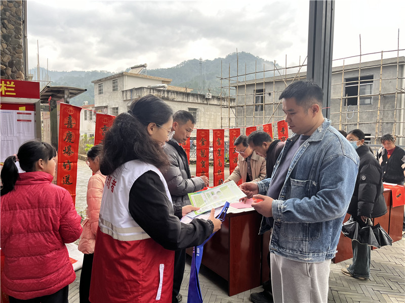 派发禁毒宣传单.jpg