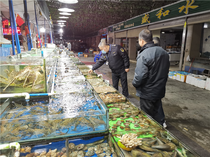 执法人员在向阳综合市场对海鲜价格进行监督检查.jpg