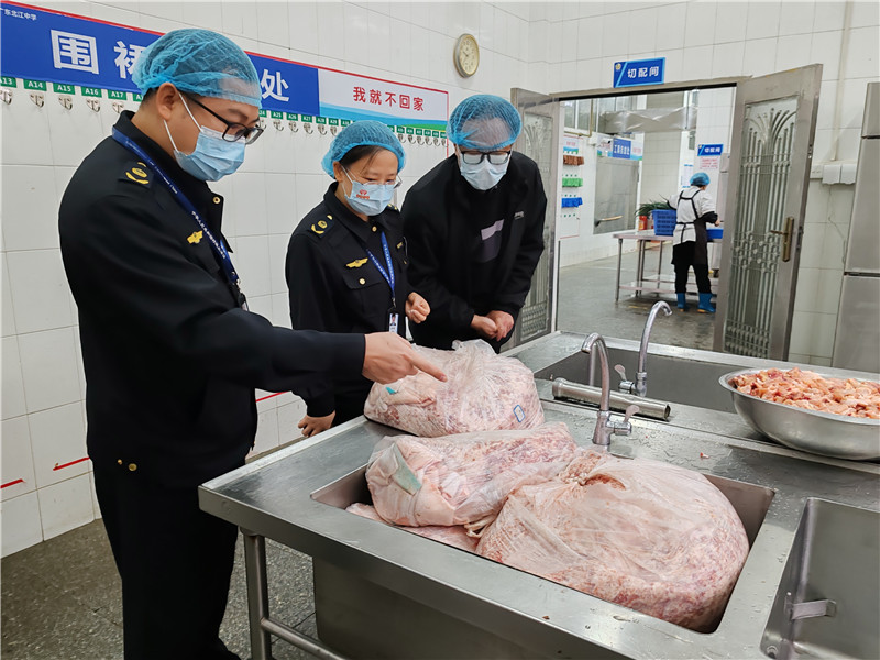 执法人员在北江中学检查食品加工制作情况.jpg