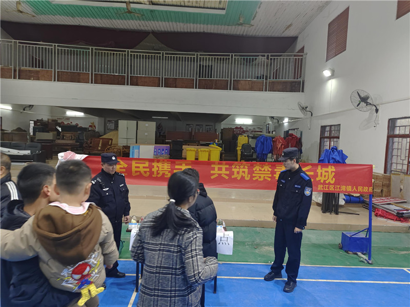 民警现场宣传.jpg