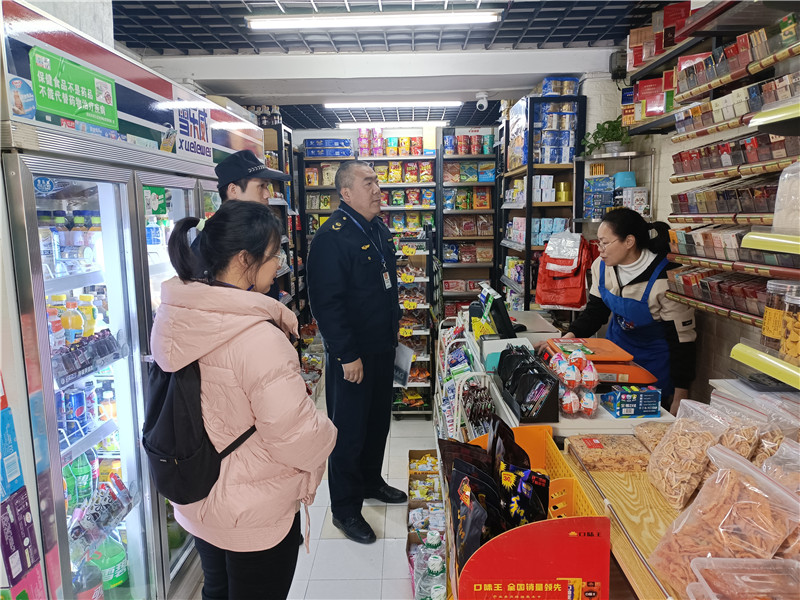 执法人员对校园周边食品经营主体进行检查1.jpg