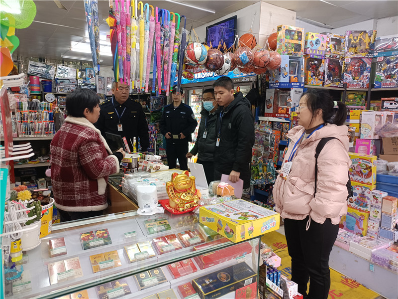 执法人员对校园周边食品经营主体进行检查2.jpg