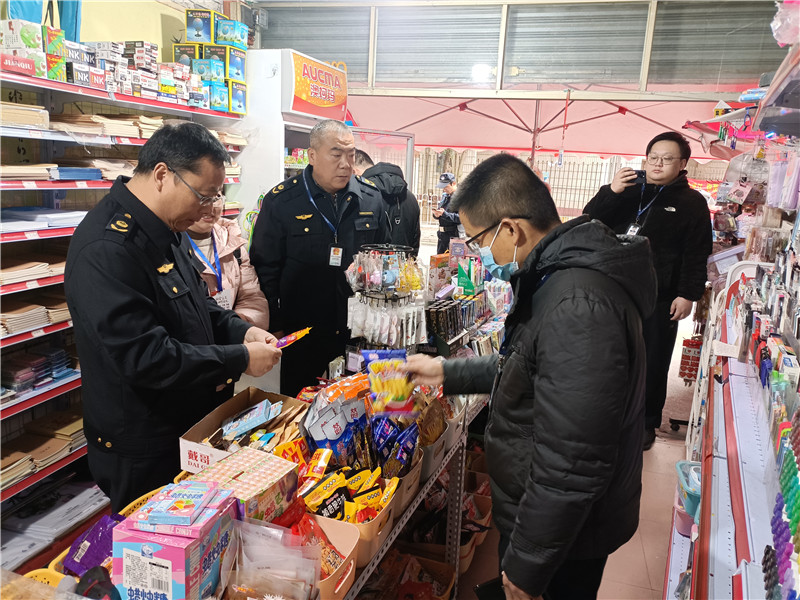 执法人员对校园周边食品经营主体进行检查3.jpg
