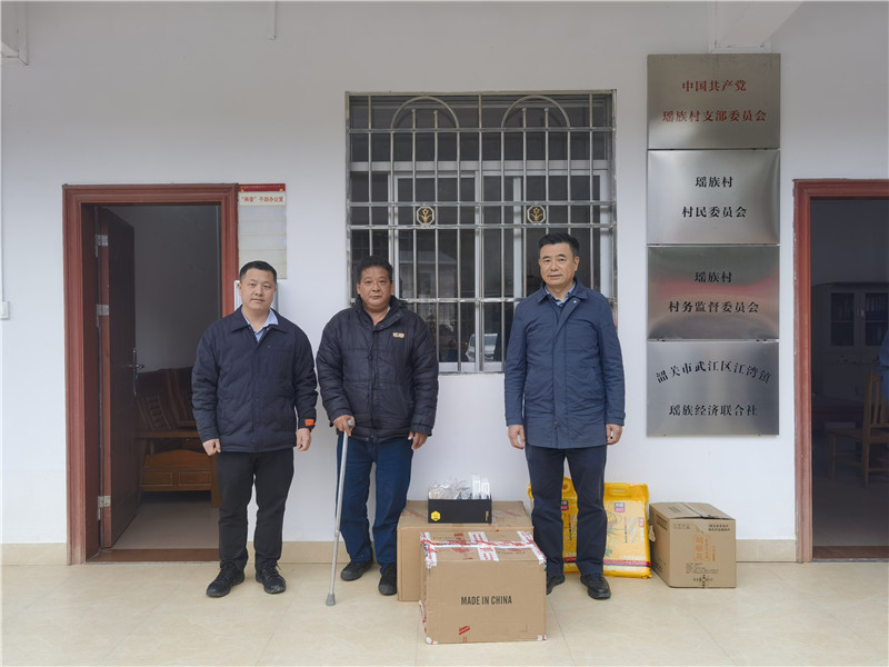 1-2为脱贫户送上慰问品、慰问金.jpg
