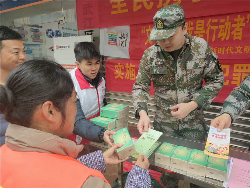 江湾镇民兵向群众发放宣传资料.jpg