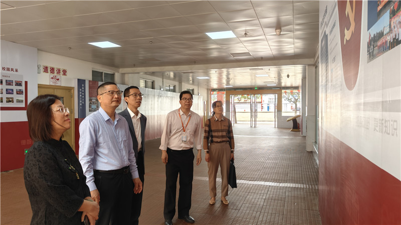 察看党建宣传栏.jpg