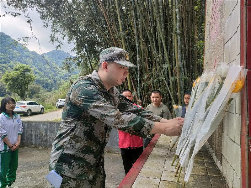民兵献花.jpg