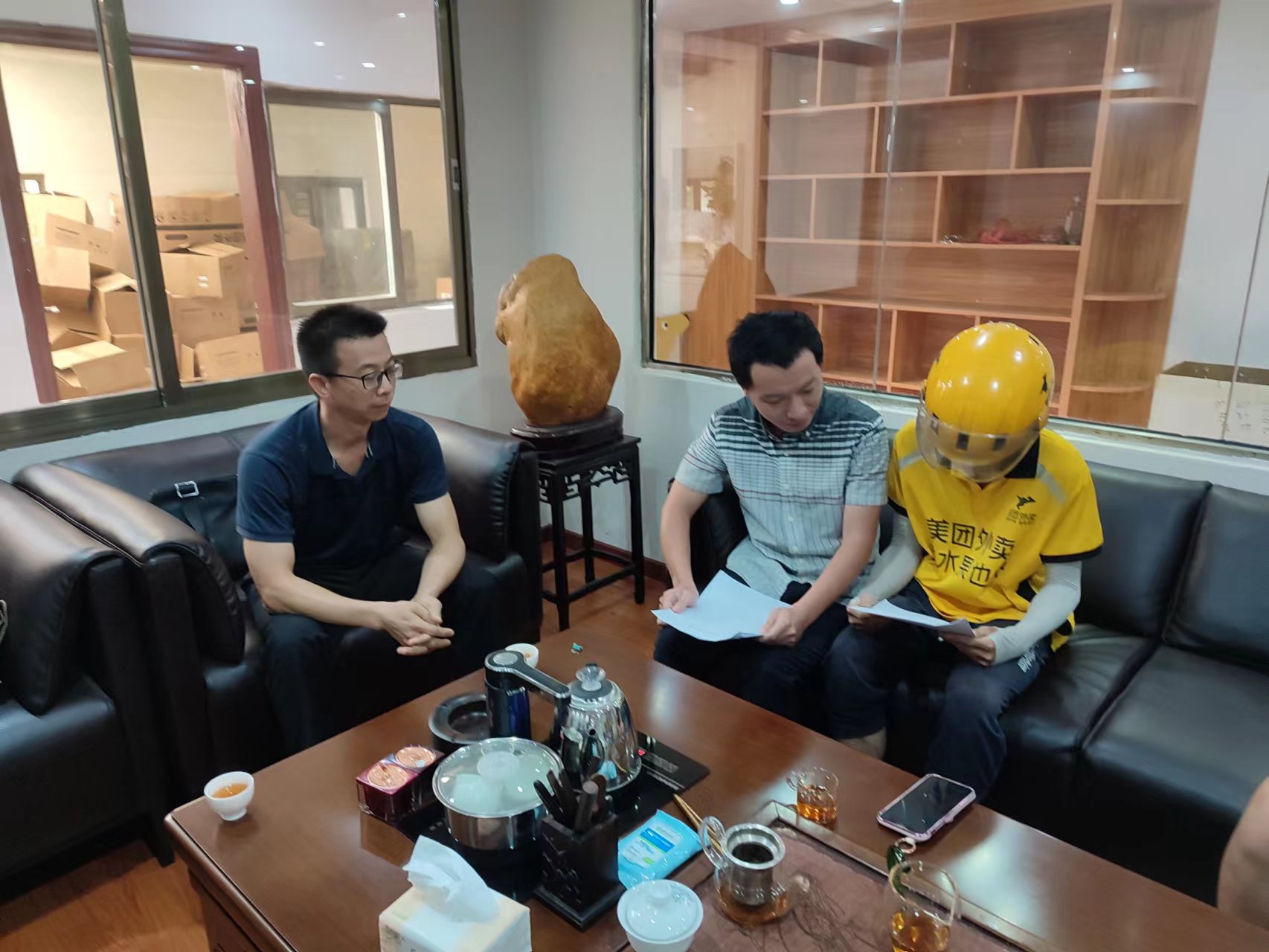 区人社局深入企业为新业态平台灵活就业人员解读社保政策.jpg