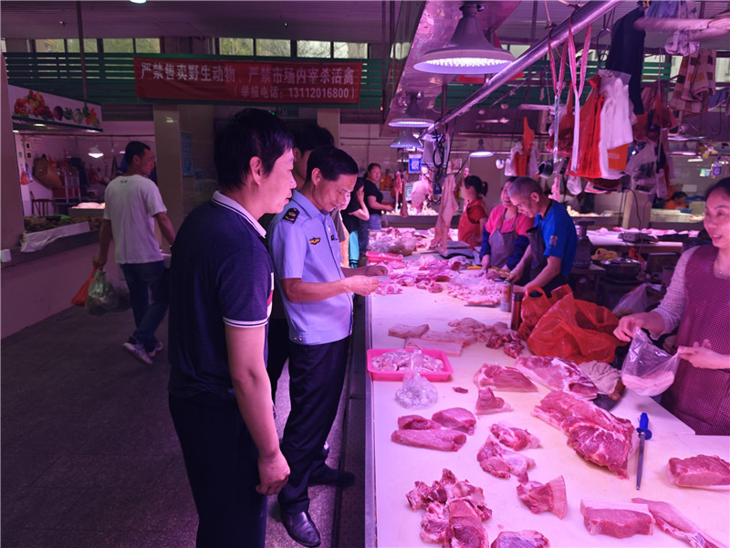 区市场监管局在农贸市场开展食品安全检查.jpg