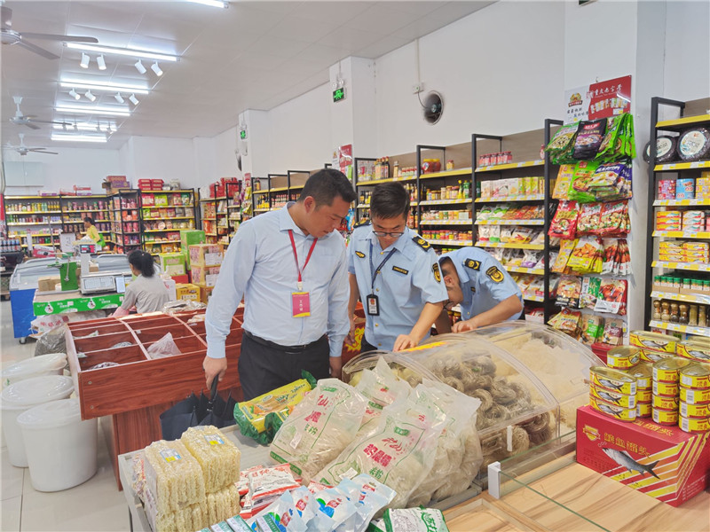 重阳镇综合执法大队在超市开展汛期食品安全检查.jpg
