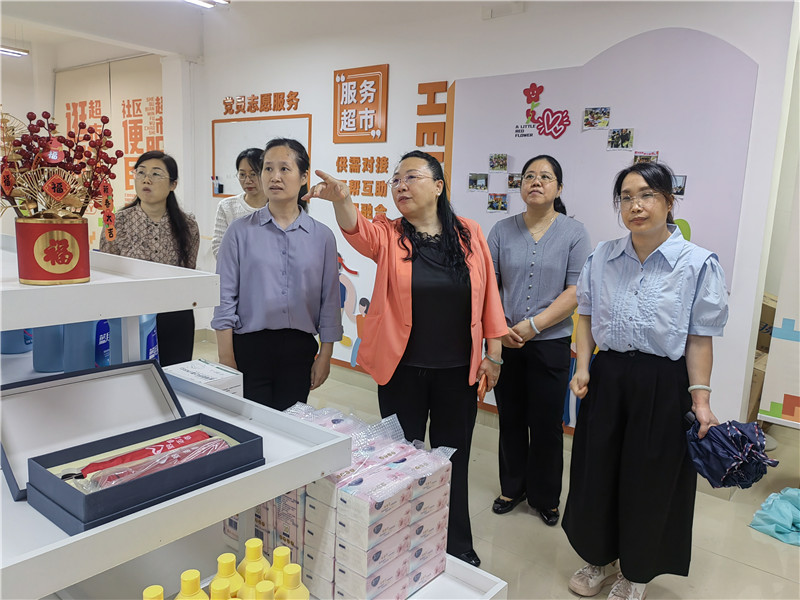 调研组一行实地察看新华南社区 (1).jpg