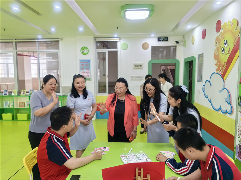 调研组一行与孩子们沟通交流.jpg