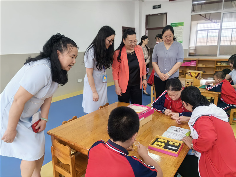 调研组走进课堂现场观摩了学生的课堂教学.jpg