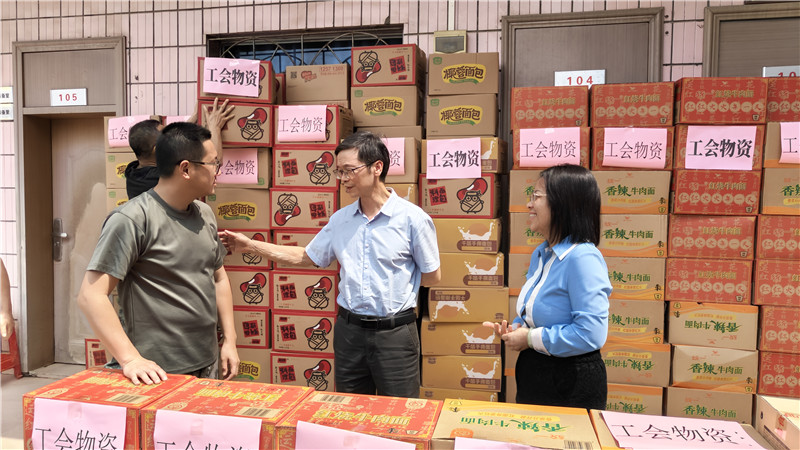慰问组与救灾一线的职工交流.jpg